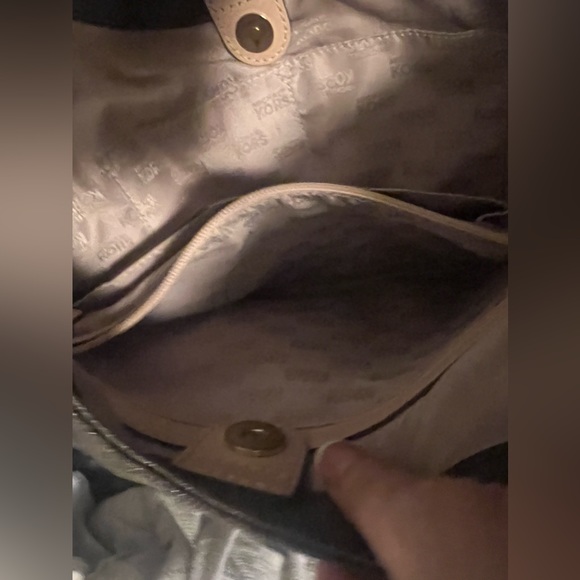 Michael Kors bag. Amazing condition. Medium size. Gold chains! - Picture 4 of 5
